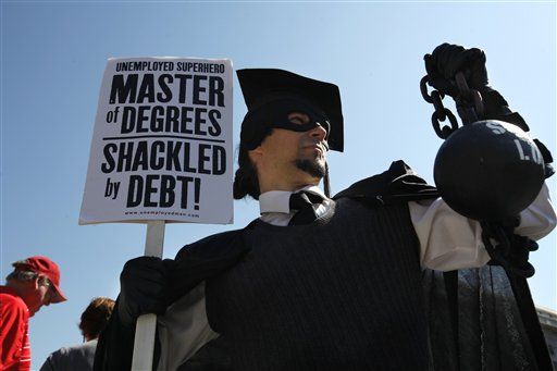 美国债务22万亿美元，学生债务超1.56万亿美元!全球债务为多少?