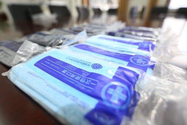 个人口罩出口_戴口罩的卡通图片(2)